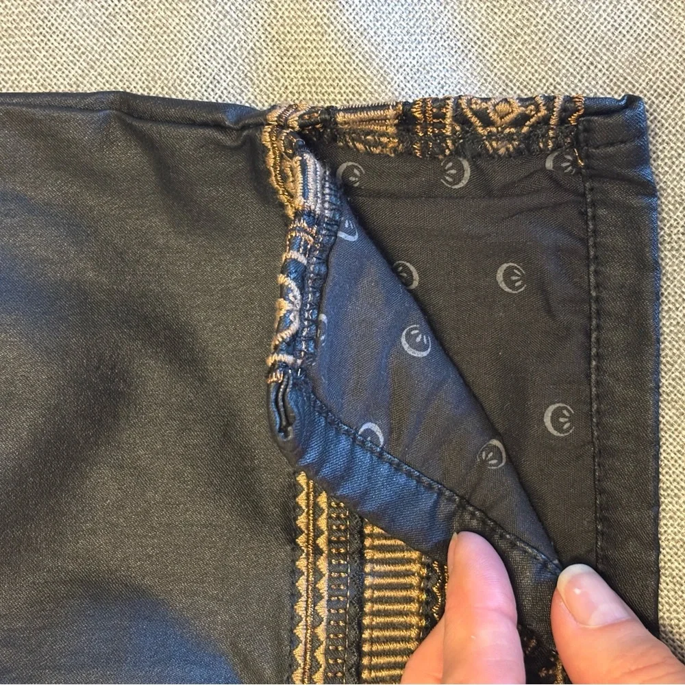 Great outfit! Tory Burch top and CREAM coated, embroidered jeans. - Picture 14 of 14